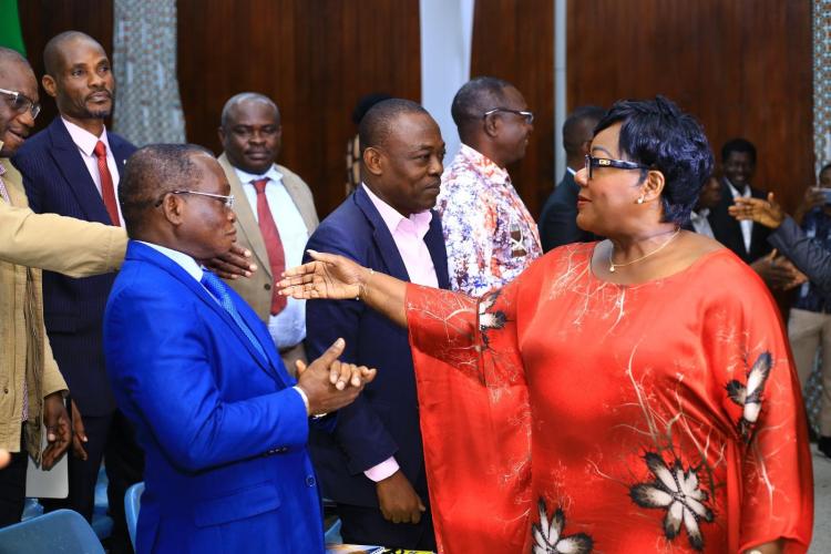 Côte d’Ivoire : « prime ADO »/ LA MINISTRE D’ETAT, ANNE DESIREE OULOTO-LAMIZANA EXHORTE LES ORGANISATIONS SYNDICALES A FAIRE CONFIANCE AU PRESIDENT DE LA REPUBLIQUE